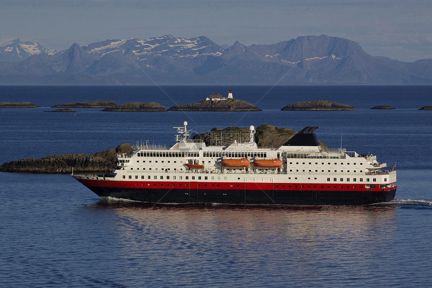 挪威海岸沿线游轮巡航山脉峡湾海洋风景客船胰岛旅行全景图片