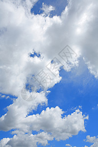 蓝色天空中的白毛云环境气候多云背景图片