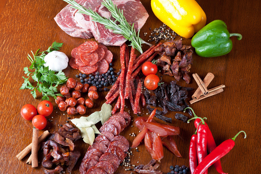 肉类和香肠香菜蔬菜营养胡椒叶子餐厅木板炙烤食物牛肉图片