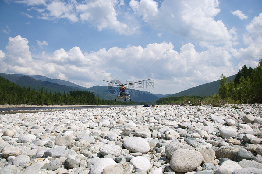 在河岸上 直升机起飞了蓝色天线航班风景气候绿色旅行运输游侠飞机图片