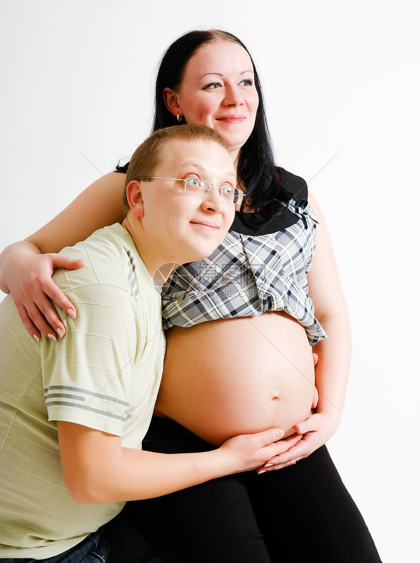 一个孕妇和一个男子;图片