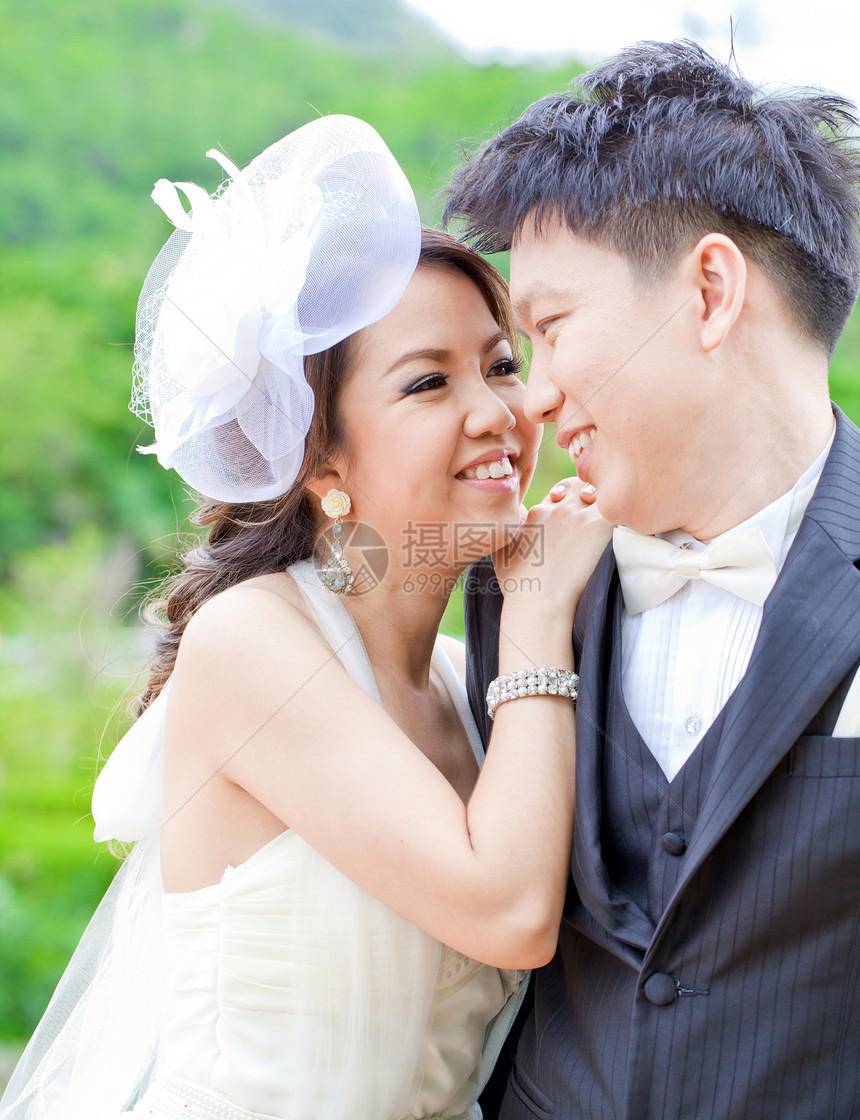 快乐的情侣感情丈夫纽带喜悦成人婚礼享受婚姻夫妇新婚图片