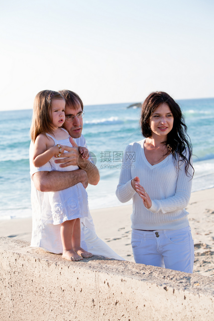 快乐的年轻家庭 和女儿在沙滩上旅行喜悦幸福女性男性孩子成人母亲假期女孩图片