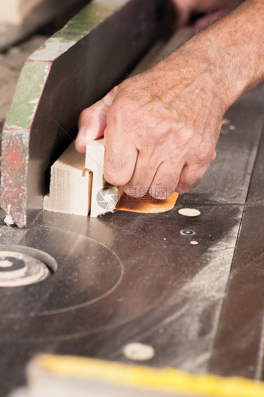 木匠在工作时的手制造商工艺职业木工作坊圆锯职场橱柜木头台锯图片