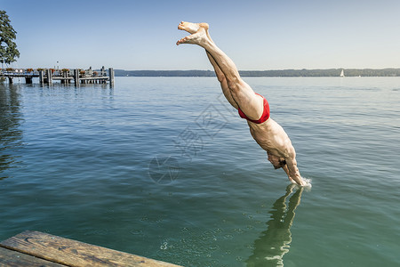 跳入水中气泡潜水员潜水游泳者水池游泳运动假期活动海浪锻炼高清图片素材