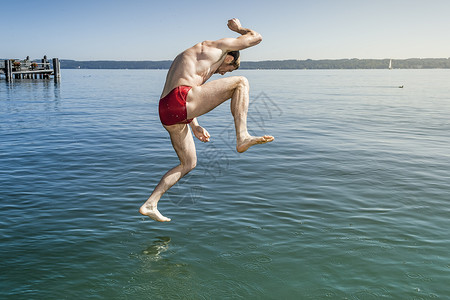 跳入水中运动男人游泳者乐趣水池海浪潜水员假期蓝色活力夏天高清图片素材
