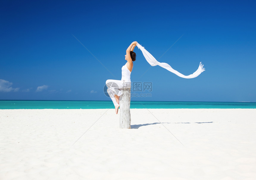 在海滩上快乐的女人福利阳光女性海洋热带天堂微笑海岸享受旅行图片