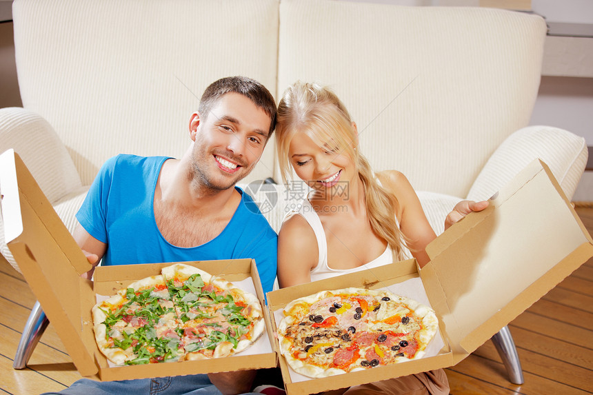 浪漫情侣在家吃比萨饼喜悦女朋友女性食物微笑叶子伙伴夫妻幸福妻子图片