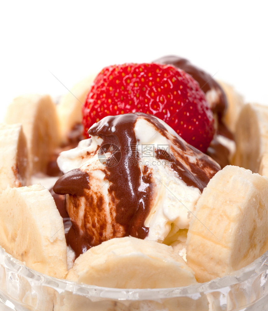 与草莓和香蕉的冰淇淋美食甜点糖浆杯子水果茶点食物白色玻璃液体图片