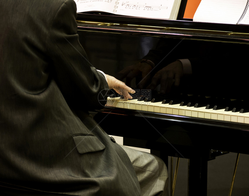 男人的手在弹钢琴按钮音乐家旋律棕榈歌曲裁剪音乐钢琴家键盘手指图片