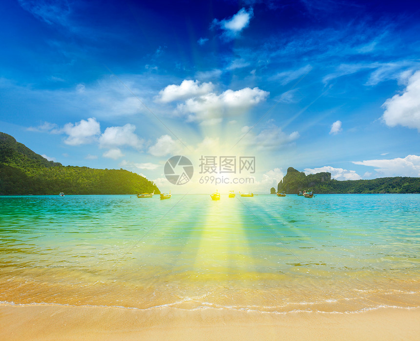 泰国湾内长尾船海滩阳光日落旅行天空太阳旅游太阳光线图片