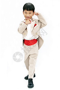 小男孩有棕色晚礼服和红领领结童年冒充白色孩子燕尾服套装剧院男生快乐青年背景图片