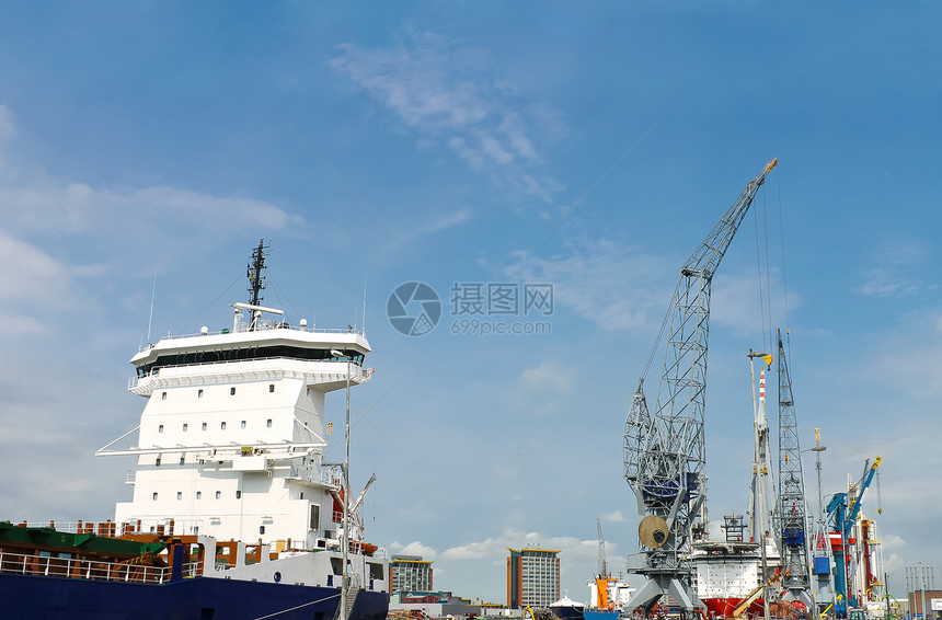 工业景观 造船厂的船舶和起重机加载金属船运码头运输血管修理商品采摘技术图片