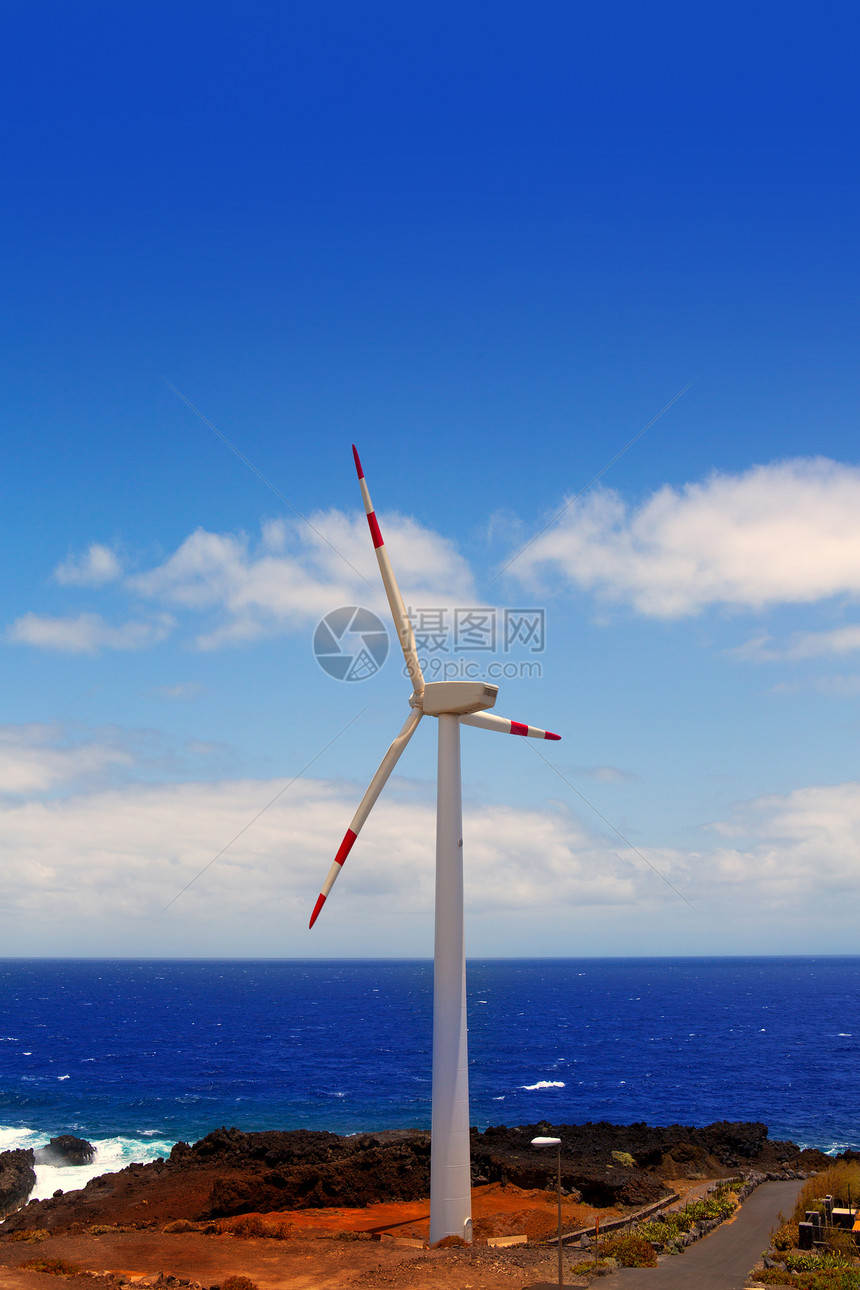 海洋前的风车和风车翅膀公园涡轮天空技术电机旋转环境海岸活力图片