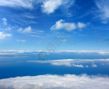 高海拔云层的蓝空中蓝天海地平线编队假期气象飞机旅游空气蓝色阳光运输背景图片