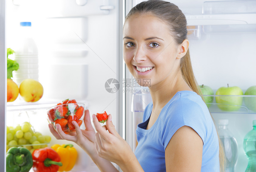 健康食品微笑冰箱香肠水果素食饮食女子女孩厨房蔬菜图片