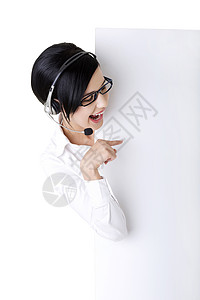 手持空白签名板的呼叫中心工人耳机标语服务管理人员商业商务电话办公室顾客广告背景图片
