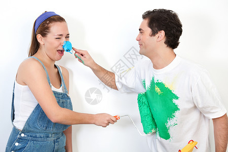 两人在墙壁上玩油漆游戏恶作剧高清图片素材