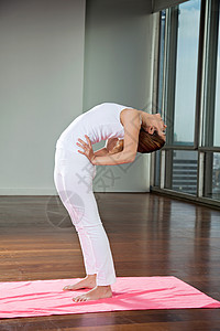 适合年轻女性练习瑜伽灵活性拉伸女孩训练健身房成人女士姿势地板平衡背景图片