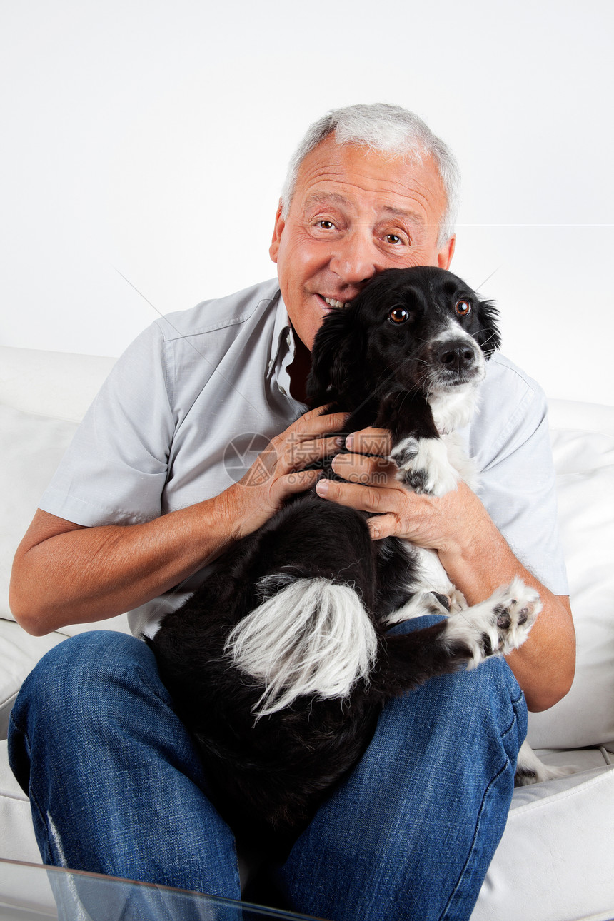 快乐的老人与他的狗图片