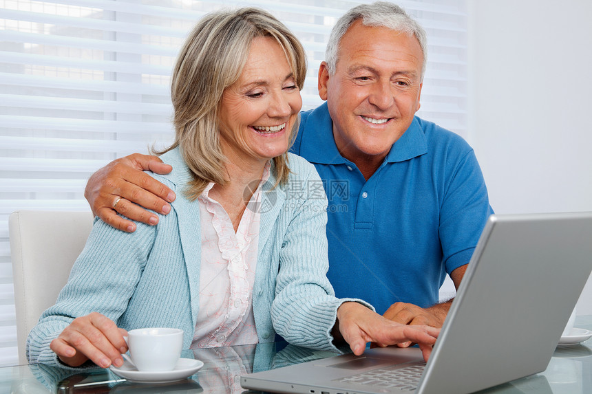 使用笔记本电脑的幸福夫妇网络退休女士养老金妻子女性夫妻技术互联网闲暇图片