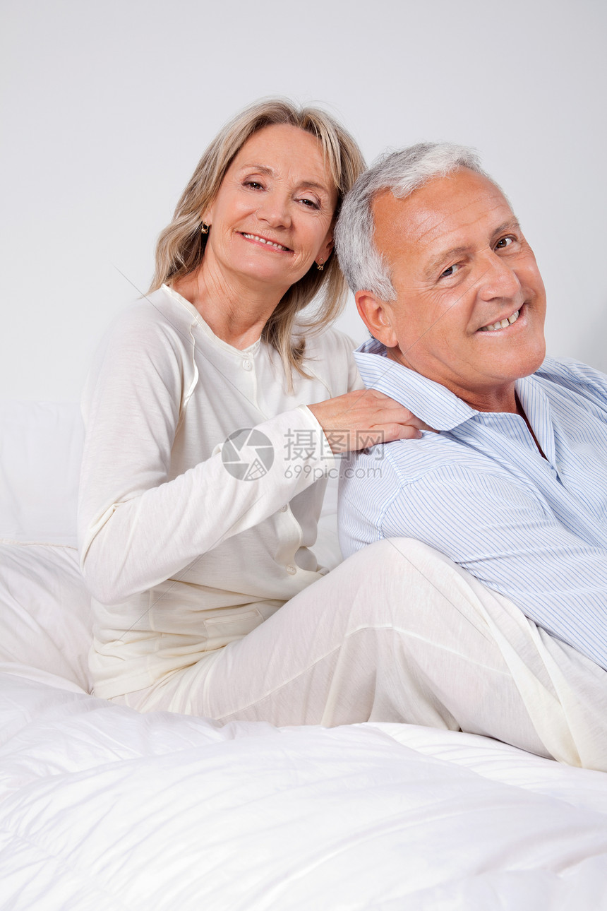 两人坐在一起微笑老年男人女士丈夫女性男性说谎幸福成人图片