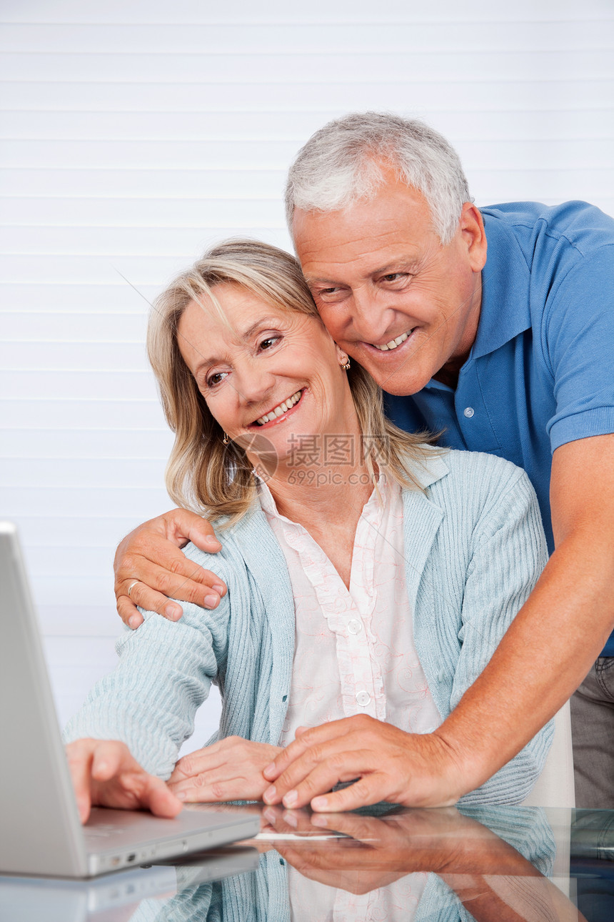 使用笔记本电脑的夫妇幸福妻子男人闲暇丈夫女性成人退休技术互联网图片