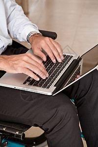使用笔记本电脑的轮椅男生活人士保健生意人互联网商务衬衫医疗保险卫生男人男性高清图片素材