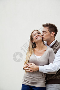 年轻男人接吻女友女性幸福感情微笑拥抱男性异性头发工作室男朋友毛衣高清图片素材