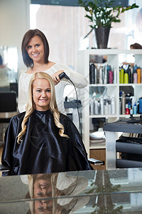 妇女得到头发卷发理发工作反射女孩发型女士职业服务理发师工作室成人高清图片素材