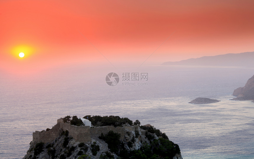 日落在单立氏城堡之上地平线太阳海洋支撑海岸线岩石天空玫瑰海景海岸图片