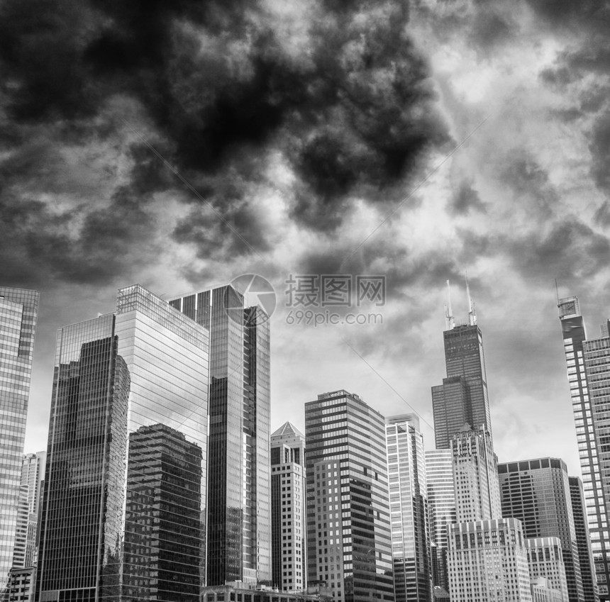 美国伊利诺斯州芝加哥的天窗和天空线图片