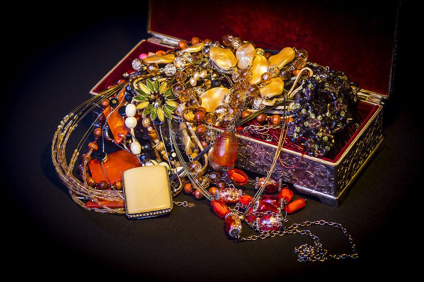 宝库盒宝藏盒子古董黄色财富礼物黑色手镯珍珠金属图片