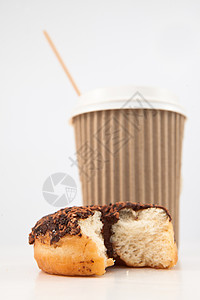 吃半个甜甜甜甜圈 和一杯咖啡放在一起背景图片