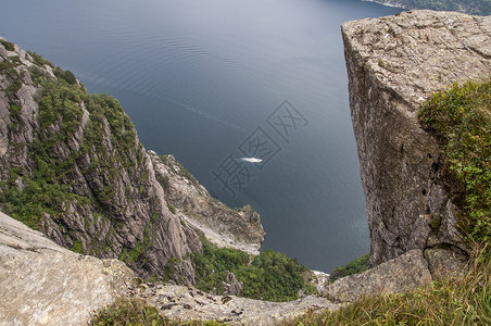 fjord 视图汽艇场景爬坡山沟远足石头悬崖风景峡湾地标背景图片