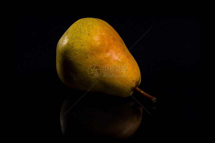 黑上梨子小吃早餐黄色水果食物热带皮肤饮食营养反射图片