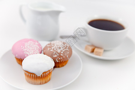 美式松饼小松饼和白盘咖啡 加糖和牛奶背景