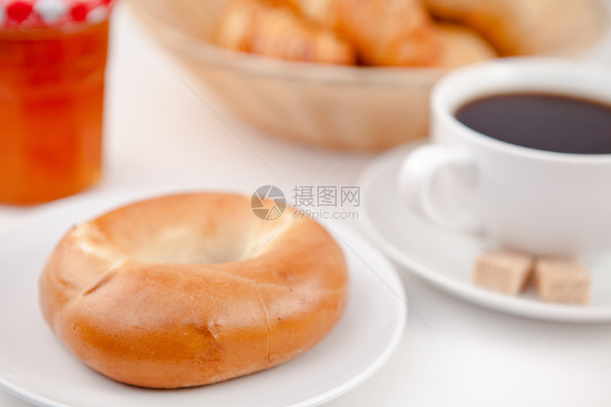 Doughnut和一杯咖啡 白盘上加糖和牛奶的咖啡图片