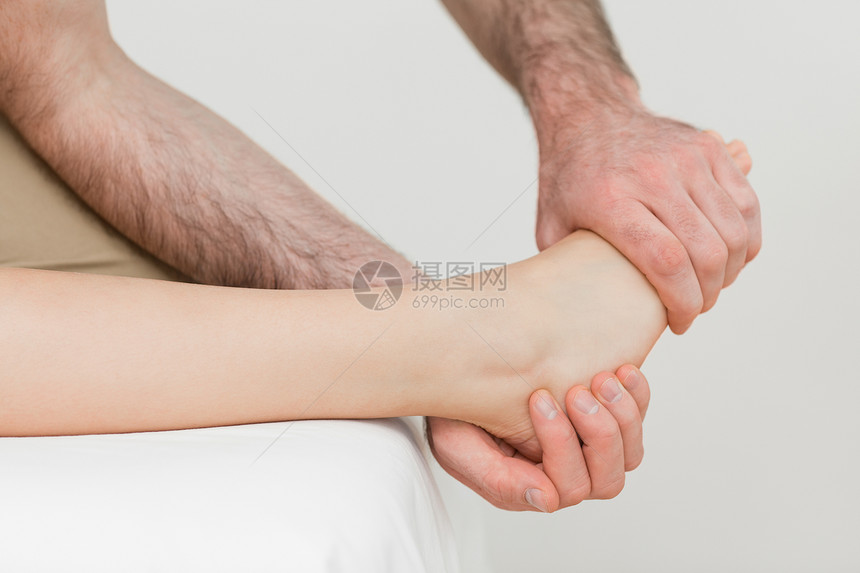 Ostopath 握着病人脚的球图片