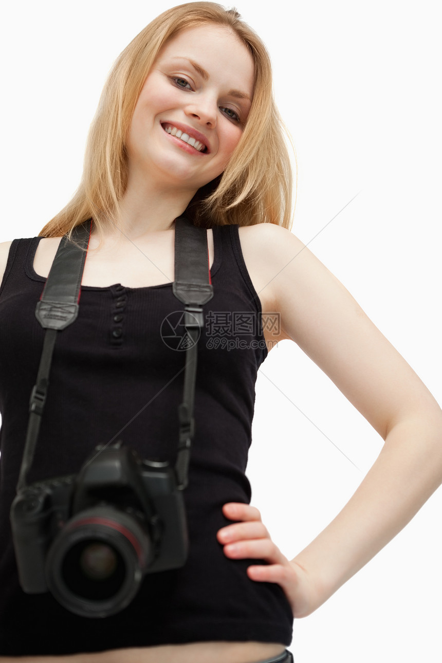 带着相机的快乐女人金发镜片摄影师女性长发肩膀金发女郎镜头单反摄影图片