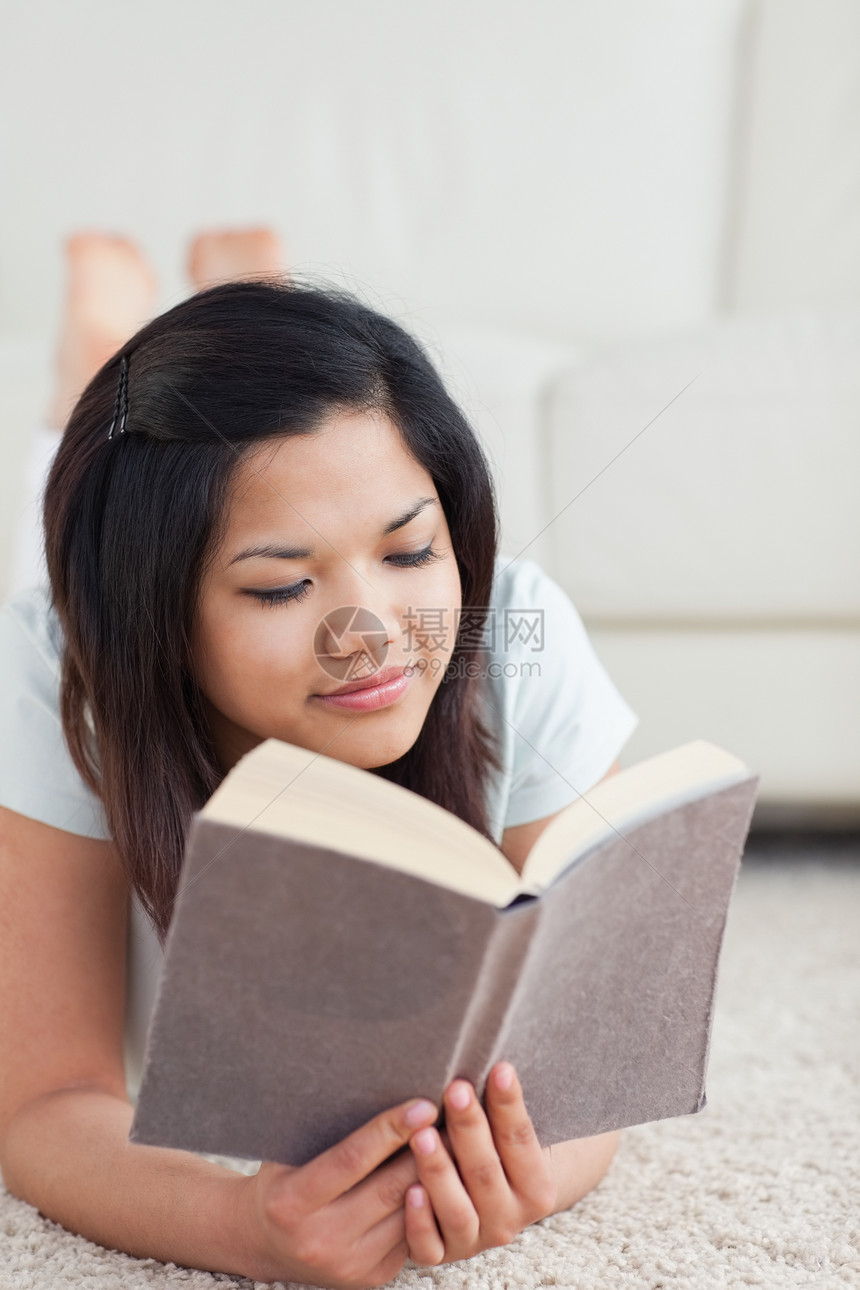女人躺在地上看书 躺着看书图片