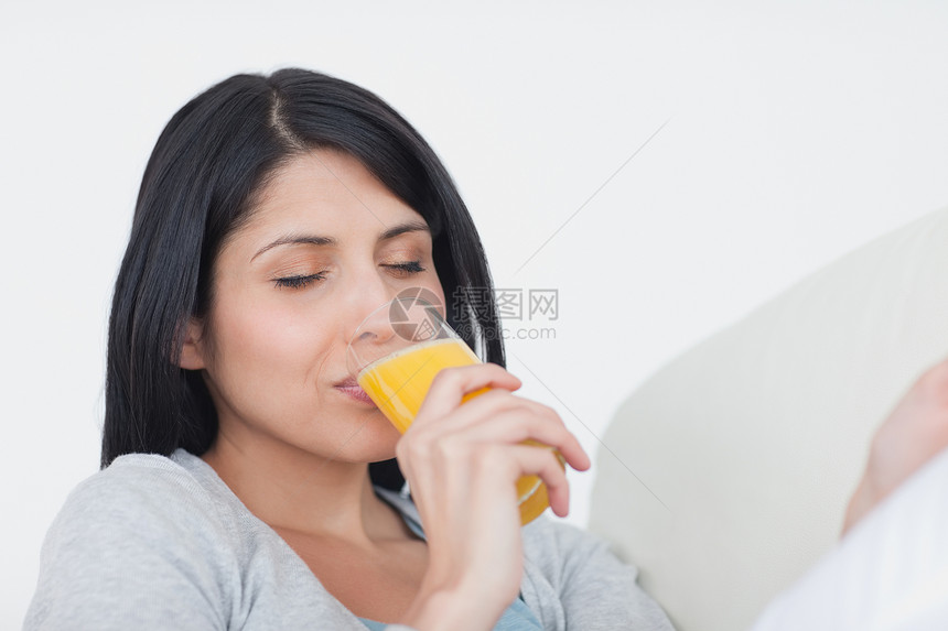 女人在喝杯橙汁时闭着眼闭着眼睛图片