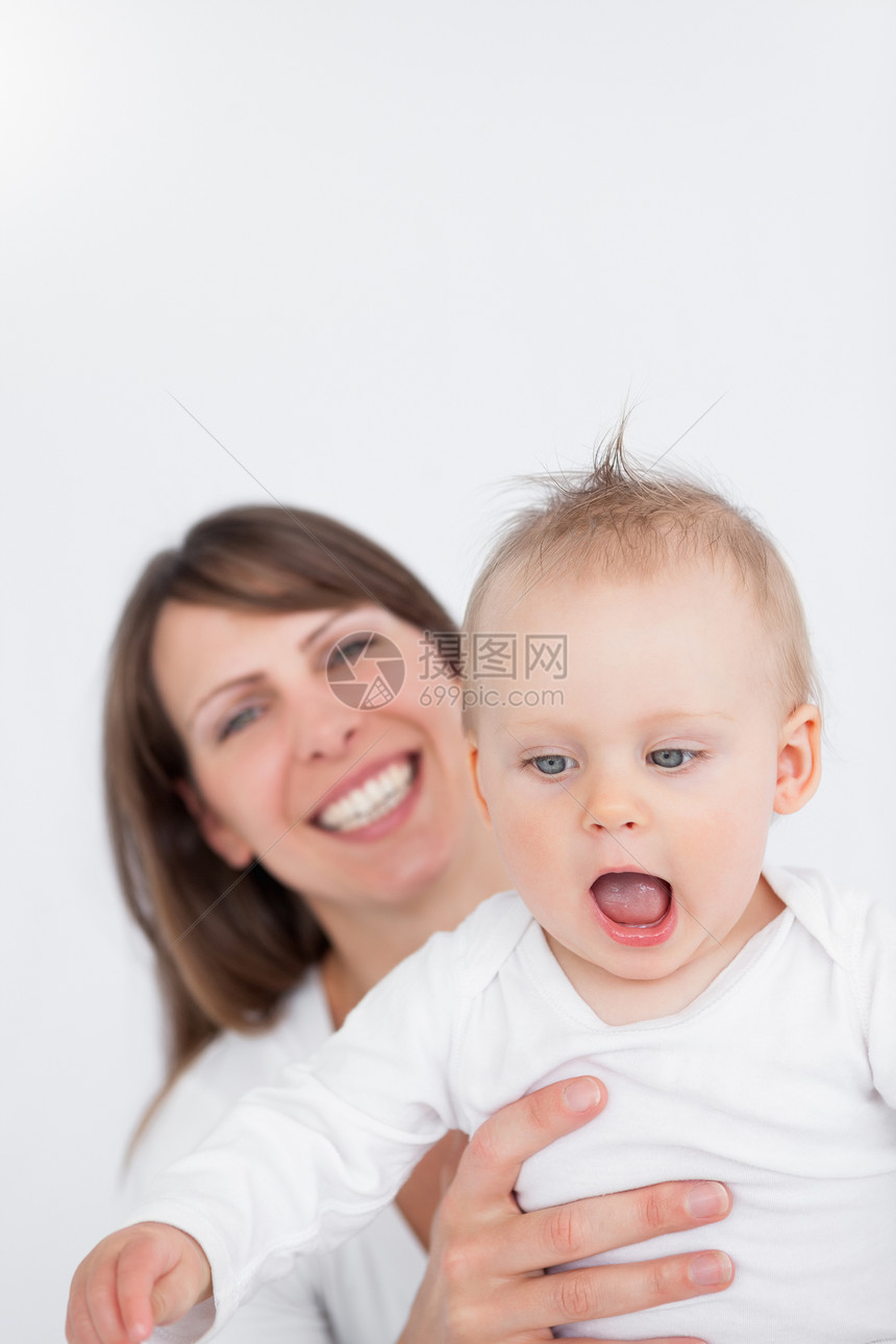 快乐的女子与婴儿玩耍图片