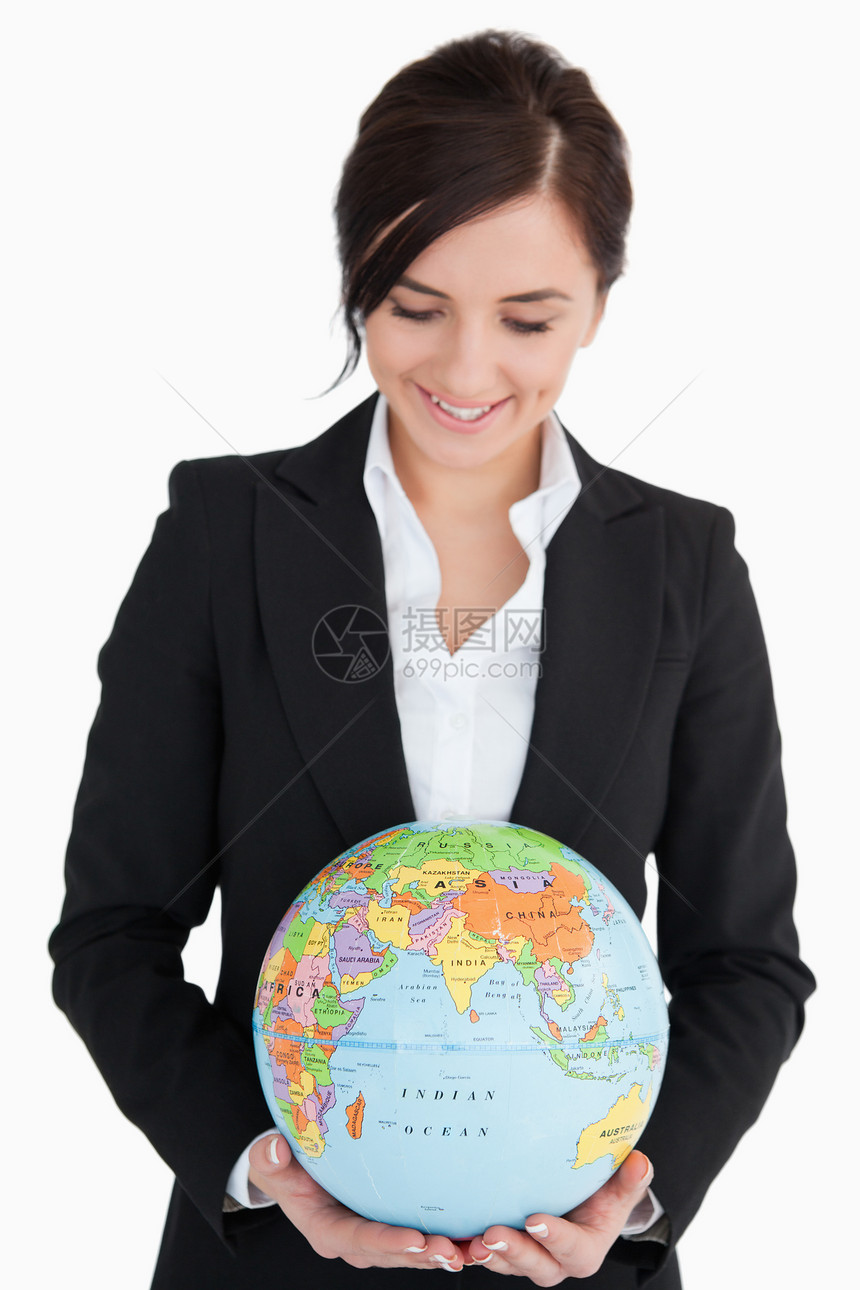 身穿西装的黑发女人 拿着地球环球图片