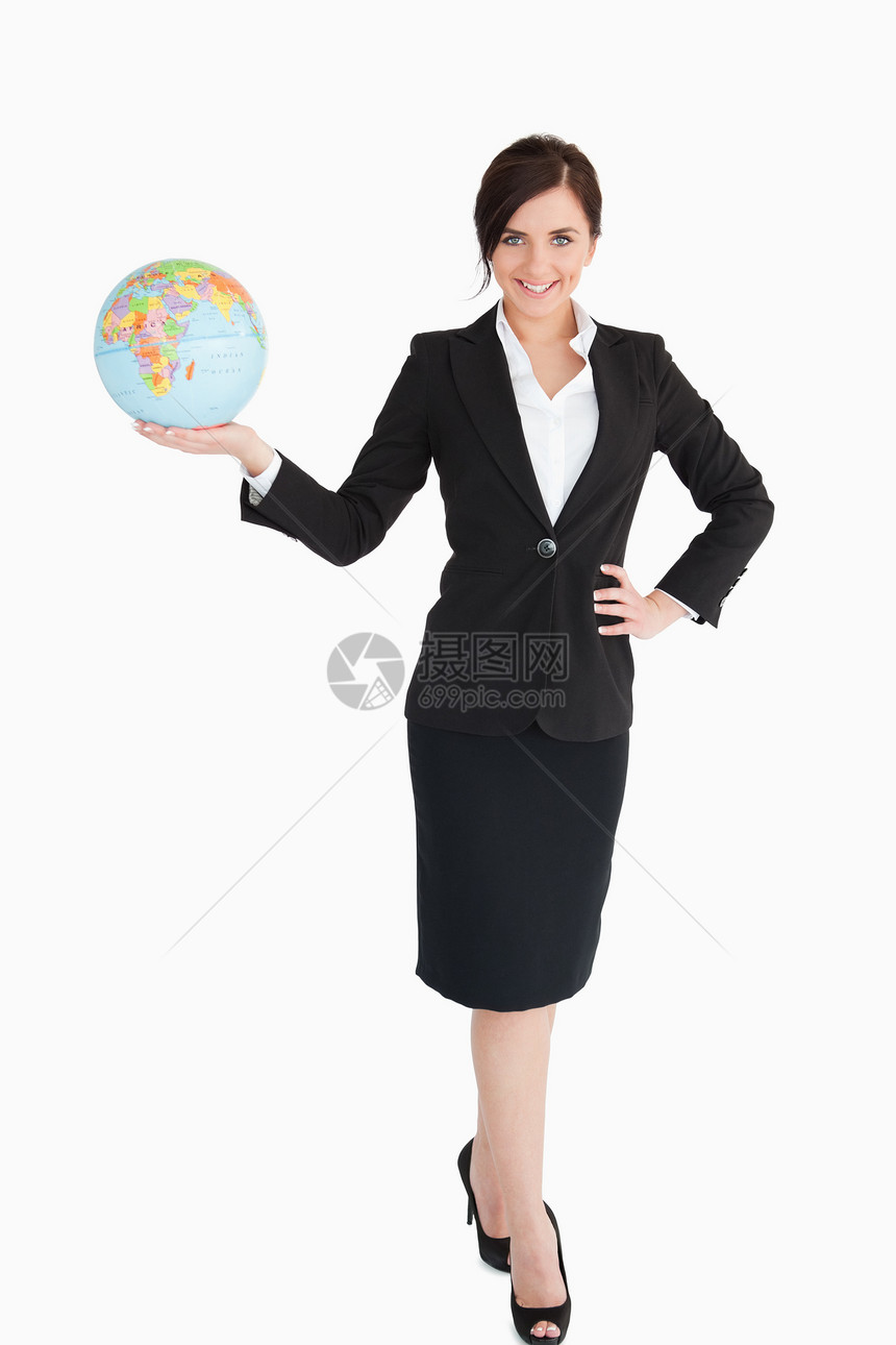拥有地球地球环球的快乐女商务人士图片