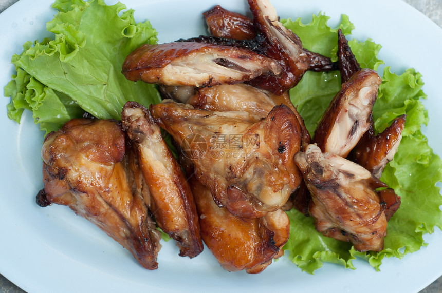 灰鸡盘子炙烤鸡腿美食餐厅营养翅膀食物烘烤图片