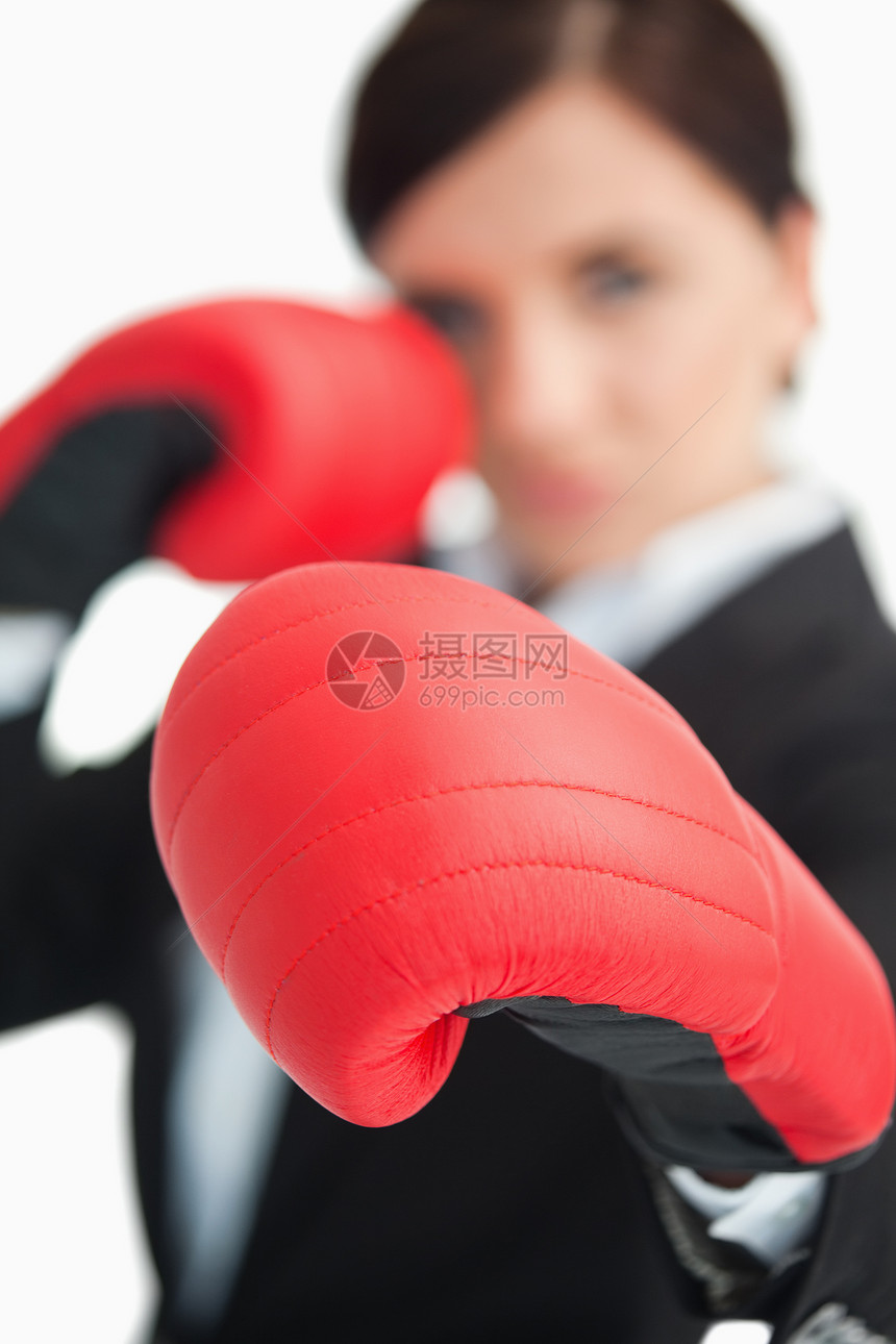 女商务人士用红色手套拳击图片