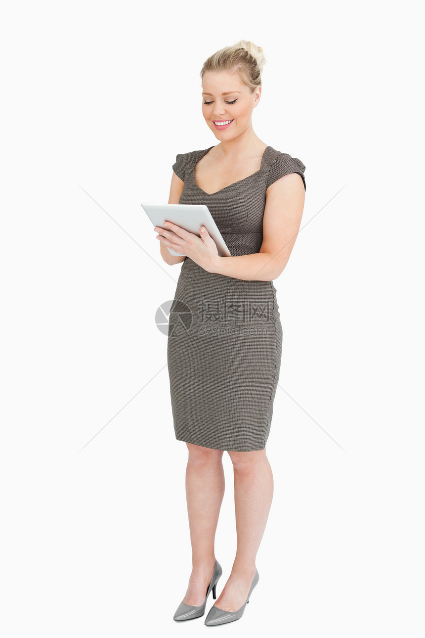 持有平板牌的妇女药片高跟鞋搜索秘书商务管理人员滚动人士阶层触摸屏图片