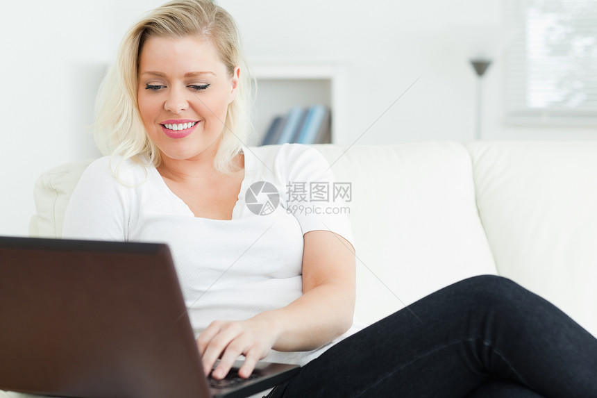 使用笔记本电脑的伤员妇女白色女性金发客厅休息室沙发划线头发互联网快乐图片