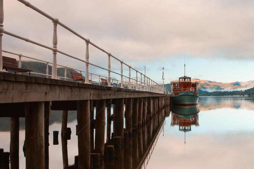 湖湖区海岸线人行道木头运输码头船舶公园风景国家支撑图片